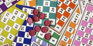 Cartelas e fichas de bingo