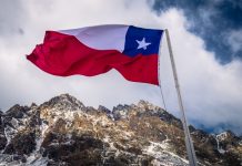 Manuel Zárate Campos, SCJ: “todo jogo online no Chile opera à margem da lei” Bandeira do Chile com montanhas no fundo