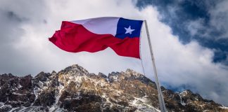 Manuel Zárate Campos, SCJ: “todo jogo online no Chile opera à margem da lei” Bandeira do Chile com montanhas no fundo