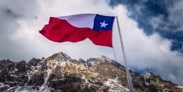 entrevista-manuel-campos-jogos-ilegais-no-chile Bandeira do Chile com montanhas no fundo