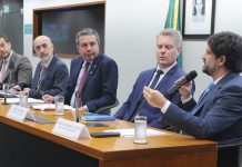 Representantes da MEsp, do MF e da Anatel sentados discutindo mecanismos de bloqueio para apostas ilegais na Câmara dos Deputados
