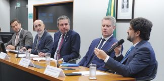 Representantes da MEsp, do MF e da Anatel sentados discutindo mecanismos de bloqueio para apostas ilegais na Câmara dos Deputados