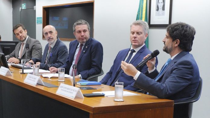 mesp-mecanismos-bloqueio-apostas-ilegais Representantes da MEsp, do MF e da Anatel sentados discutindo mecanismos de bloqueio para apostas ilegais na Câmara dos Deputados