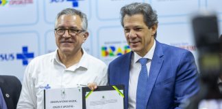 Ministérios da Saúde e da Fazenda firmam parceria para proteger saúde mental de apostadores Alexandre Padilha, do Ministério da Saúde, e Fernando Haddad, do Ministério da Fazenda, segurando juntos o novo ACT