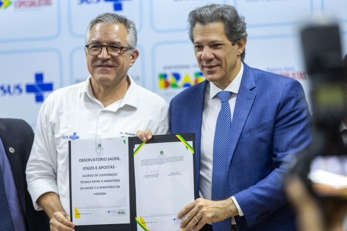 parceria-ministerios-saude-e-fazenda Alexandre Padilha, do Ministério da Saúde, e Fernando Haddad, do Ministério da Fazenda, segurando juntos o novo ACT