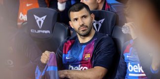 Sergio Aguero no banco de reservas durante a partida da La Liga entre FC Barcelona e Valencia CF no Estádio Camp Nou