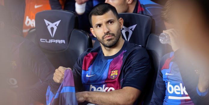 Sergio Aguero no banco de reservas durante a partida da La Liga entre FC Barcelona e Valencia CF no Estádio Camp Nou