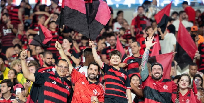 principais-notícias-de-jogos-do-terceiro-trimestre-de-2025-na-América-Latina Torcida do Flamengo na arquibancada do estádio
