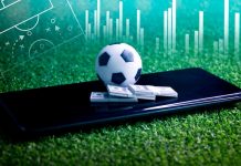 Fulltrader Sports diz que apostadores devem aprender a interpretar odds para diminuir erro Uma bola de futebol e maços de dinheiro sob um smartphone, simbolizando apostas esportivas.