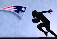 Silhueta de um jogador da NFL correndo com uma bola. Atrás, o escudo do New England Patriots.