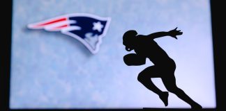 Silhueta de um jogador da NFL correndo com uma bola. Atrás, o escudo do New England Patriots.