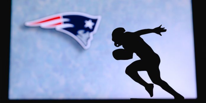 Silhueta de um jogador da NFL correndo com uma bola. Atrás, o escudo do New England Patriots.