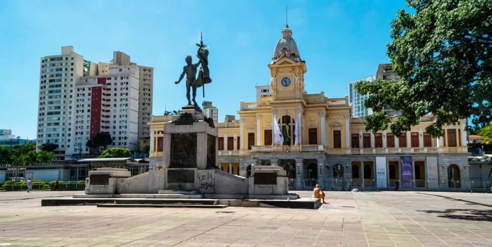 Belo-Horizonte Foto tirada de uma praça em Belo Horizonte, onde é possível ver uma estátua ao centro e uma igreja ao fundo.