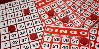 Cartela vermelha de bingo.