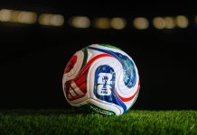 Optimove: 86% dos apostadores latino-americanos planejam apostar na Copa do Mundo 2026 Bola de futebol branca da Adidas, com detalhes em azul e vermelho, que será utilizada na Copa do Mundo 2026.