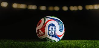 Bola de futebol branca da Adidas, com detalhes em azul e vermelho, que será utilizada na Copa do Mundo 2026.