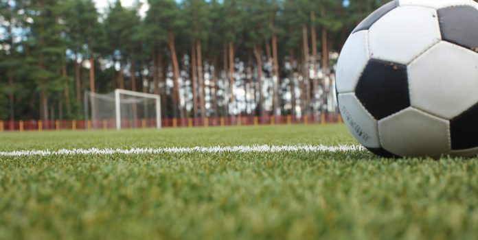 Bola-De-Futebol Uma bola de futebol e um gramado.