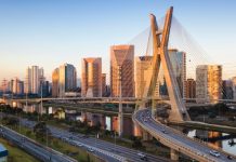 Brightstar e Scientific Games vencem concessão da Loteria Paulista A imagem mostra uma ponte e rodovias. Scientific Games e Brightstar vencem concessão da Loteria Paulista