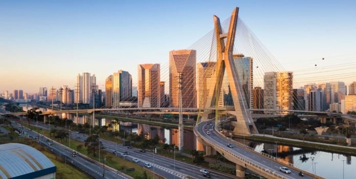 Brightstar-e-Scientific-Games-vencem-concessão-da-Loteria-Paulista A imagem mostra uma ponte e rodovias. Scientific Games e Brightstar vencem concessão da Loteria Paulista