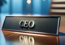 Cactus Gaming anuncia Thiago Garrides como novo CEO Placa de identificação escrito CEO, colocada em cima da mesa.