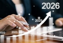 Gráfico de crescimento contínuo de 2022 até 2026 com uma pessoa sentada atrás mexendo no computador