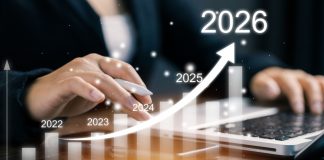 Cactus Gaming comenta primeiro ano de mercado regulamentado: “Fortalece a credibilidade do setor” Gráfico de crescimento contínuo de 2022 até 2026 com uma pessoa sentada atrás mexendo no computador