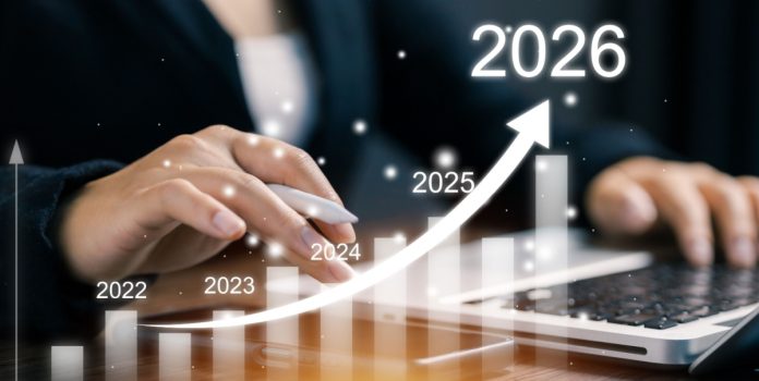 Gráfico de crescimento contínuo de 2022 até 2026 com uma pessoa sentada atrás mexendo no computador