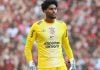 Esportes da Sorte pede rescisão de contrato com Corinthians, mas clube contesta Hugo Souza, um homem negro alto, vestido a camisa amarela de goleiro do Corinthians, cujo patrocínio máster é a Esportes da Sorte.