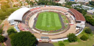 Imagem panorâmica de um estádio de futebol.