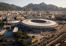 Foto panorâmica tirada do Maracanã, estádio de futebol mais famoso do Brasil.