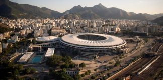 Foto panorâmica tirada do Maracanã, estádio de futebol mais famoso do Brasil.