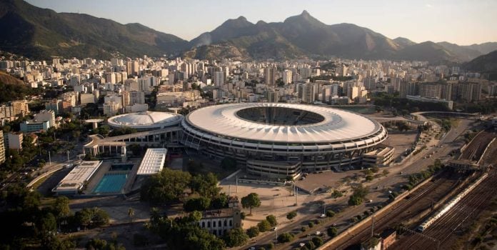 Estádio-Maracanã Foto panorâmica tirada do Maracanã, estádio de futebol mais famoso do Brasil.