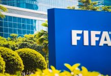 FIFA fecha parceria inédita com Stats Perform para Copa do Mundo 2026 Placa azulcom o logotipo da FIFA, entidade máxima do futebol, na sede em Zurique, Suíça.