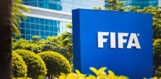 Placa azulcom o logotipo da FIFA, entidade máxima do futebol, na sede em Zurique, Suíça.