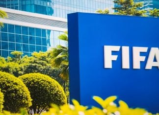 FIFA e Group of Copenhagen divergem sobre alertas de apostas na Copa do Mundo Placa azulcom o logotipo da FIFA, entidade máxima do futebol, na sede em Zurique, Suíça.