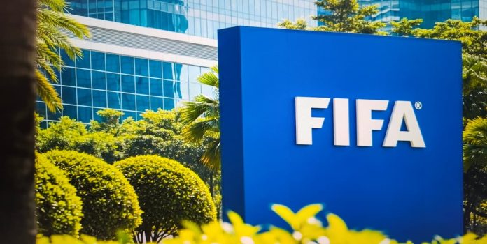 FIFA Placa azulcom o logotipo da FIFA, entidade máxima do futebol, na sede em Zurique, Suíça.