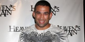 Fabrício Werdum, homem de meia idade vestindo uma camiseta branca.