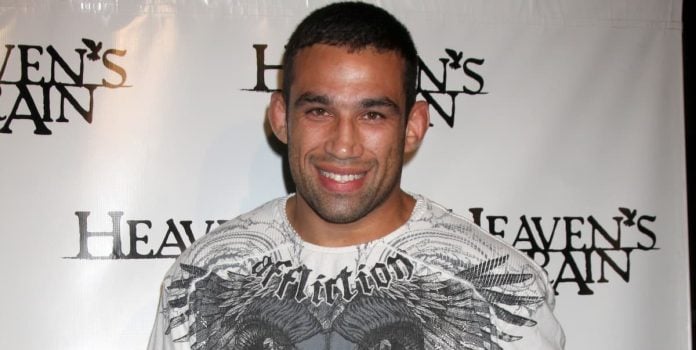Fabrício-Werdum Fabrício Werdum, homem de meia idade vestindo uma camiseta branca.
