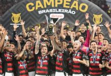 Jogadores do time de futebol do Flamengo comemoram o título do Brasileirão Série A 2025.