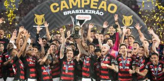 Jogadores do time de futebol do Flamengo comemoram o título do Brasileirão Série A 2025.