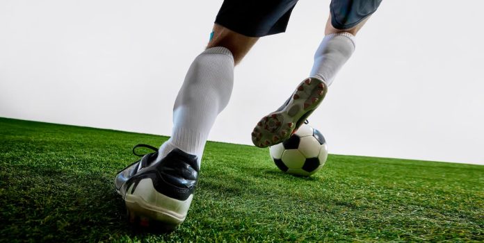 Jogador-De-Futebol Foto tirada das pernas de um jogador de futebol driblando com a bola.