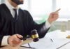 Nego Di é condenado a quase 15 anos de reclusão por loteria ilegal, estelionato e lavagem de dinheiro Juiz, um homem, batendo o martelo num tribunal de justiça.