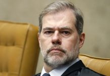 Foto do ministro do STF, Dias Toffoli, um homem branco, de meia idade, vestido de terno.