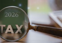 Palavra TAX sobre a mesa em frente ao calendário de 2026
