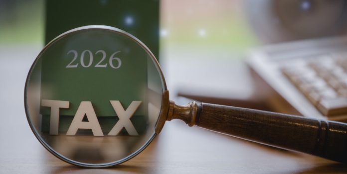 PL-vincula-isenção-do-IR-de-profissionais-do-magistério-à-tributação-das-apostas Palavra TAX sobre a mesa em frente ao calendário de 2026