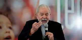Presidente Lula discursa em evento público.