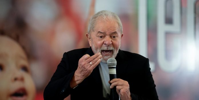 Presidente Lula discursa em evento público.
