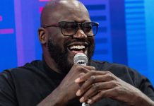 Sportingbet lança campanha com Shaquille O’Neal Shaquille O'Neal, homem negro de meia idade, segura um microfone enquanto dá risada.