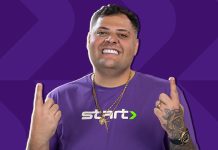 Start Bet anuncia Maumau como embaixador Homem de meia-idade, vestido com uma camisa roxa escrito Start, aponta os dois dedos indicadores para cima. Trata-se do influenciador digital Maumau, novo embaixador da Start Bet.