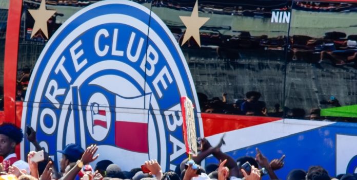 Viva-Sorte-Bet-Bahia-Contrato Dezenas de torcedores do Esporte Clube Bahia celebram a chegada do ônibus do clube.